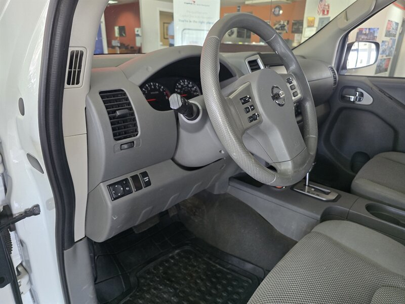 2020 Nissan Frontier SV 4DR CREW CAB - Photo 8 - Hamilton, OH 45015