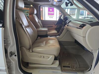 2010 Cadillac Escalade ESV Premium Luxury 4DR SUV AWD   - Photo 16 - Hamilton, OH 45015