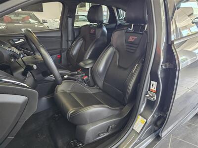 2017 Ford Focus ST4DR HATCHBACK/6SPEED   - Photo 9 - Hamilton, OH 45015