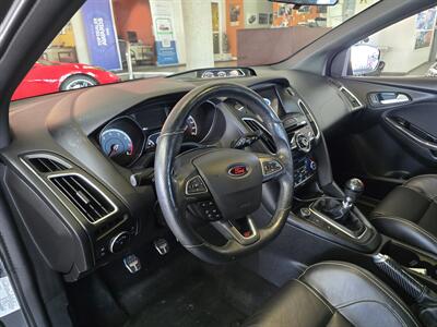 2017 Ford Focus ST4DR HATCHBACK/6SPEED   - Photo 8 - Hamilton, OH 45015
