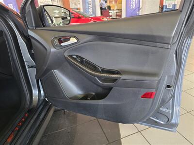 2017 Ford Focus ST4DR HATCHBACK/6SPEED   - Photo 12 - Hamilton, OH 45015