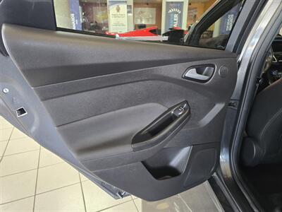 2017 Ford Focus ST4DR HATCHBACK/6SPEED   - Photo 10 - Hamilton, OH 45015