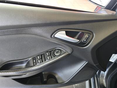 2017 Ford Focus ST4DR HATCHBACK/6SPEED   - Photo 18 - Hamilton, OH 45015