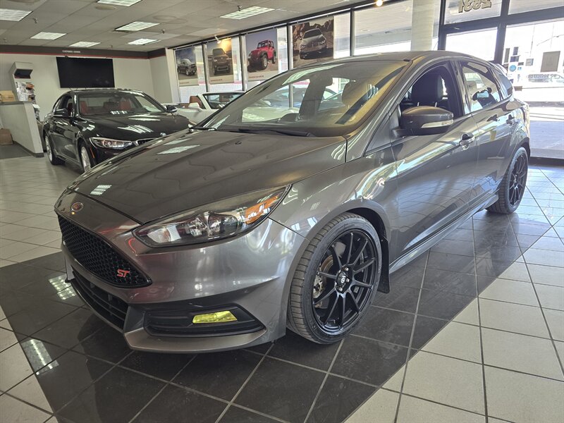 2017 Ford Focus ST4DR HATCHBACK/6SPEED - Photo 1 - Hamilton, OH 45015