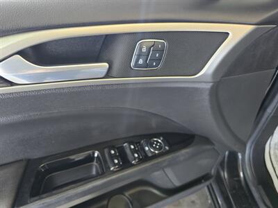 2015 Ford Fusion SE   - Photo 17 - Hamilton, OH 45015