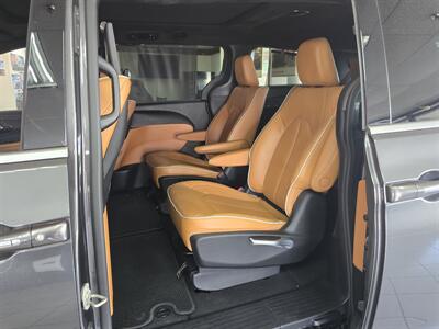 2022 Chrysler Pacifica Pinnacle 4DR MINI-VAN   - Photo 10 - Hamilton, OH 45015
