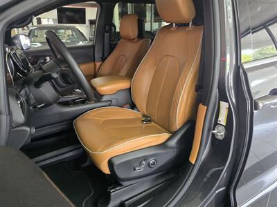 2022 Chrysler Pacifica Pinnacle 4DR MINI-VAN   - Photo 9 - Hamilton, OH 45015
