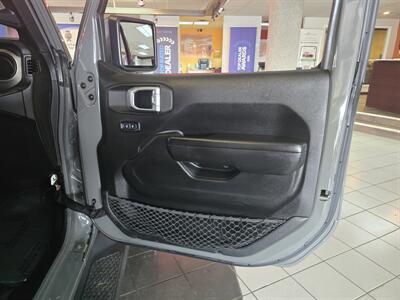 2020 Jeep Gladiator Sport CREW PICKUP 4X4   - Photo 12 - Hamilton, OH 45015