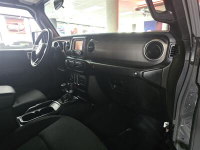 2020 Jeep Gladiator Sport CREW PICKUP 4X4   - Photo 13 - Hamilton, OH 45015