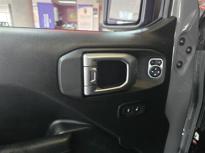 2020 Jeep Gladiator Sport CREW PICKUP 4X4   - Photo 18 - Hamilton, OH 45015