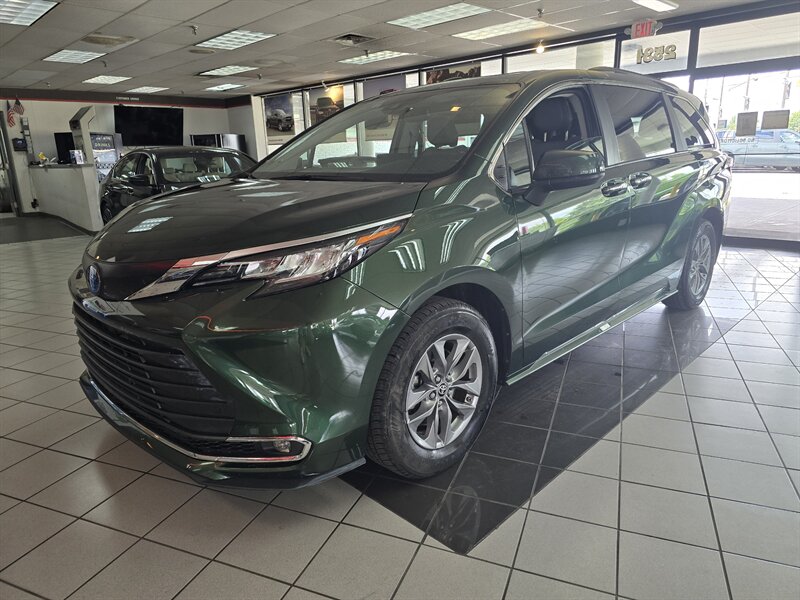 2024 Toyota Sienna XLE 8-Passenger 4DR MINI-VAN   - Photo 1 - Hamilton, OH 45015