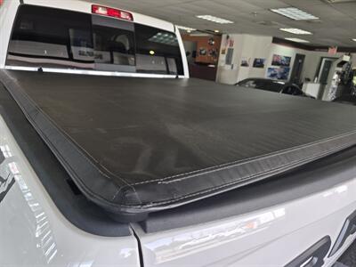 2017 RAM 1500 Night 4DR CREW CAB 4X4   - Photo 26 - Hamilton, OH 45015