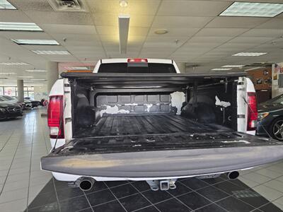 2017 RAM 1500 Night 4DR CREW CAB 4X4   - Photo 28 - Hamilton, OH 45015