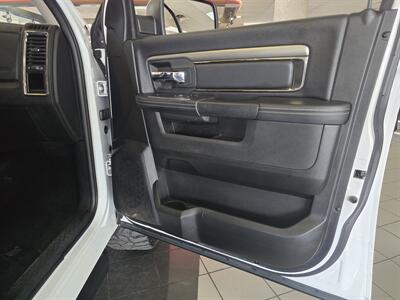 2017 RAM 1500 Night 4DR CREW CAB 4X4   - Photo 14 - Hamilton, OH 45015