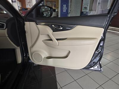 2016 Nissan Rogue SL 4DR CROSSOVER AWD   - Photo 12 - Hamilton, OH 45015