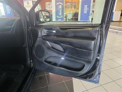 2017 Dodge Grand Caravan SXT MINI-VAN V6   - Photo 12 - Hamilton, OH 45015