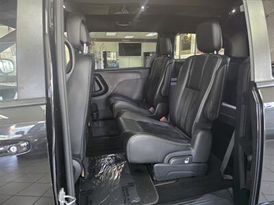 2017 Dodge Grand Caravan SXT MINI-VAN V6   - Photo 10 - Hamilton, OH 45015