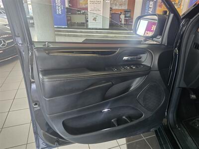 2017 Dodge Grand Caravan SXT MINI-VAN V6   - Photo 7 - Hamilton, OH 45015