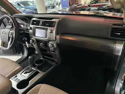 2017 Toyota 4Runner SR5 4DR SUV   - Photo 28 - Hamilton, OH 45015