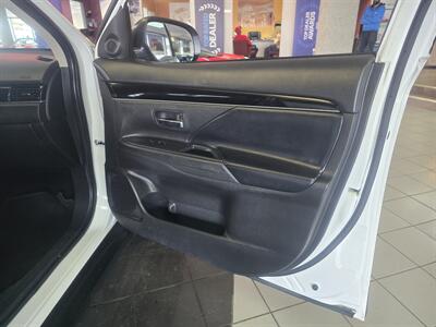 2019 Mitsubishi Outlander SE 4DR SUV AWD   - Photo 13 - Hamilton, OH 45015