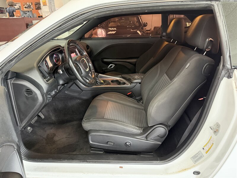 2016 Dodge Challenger SXT - Photo 9 - Hamilton, OH 45015