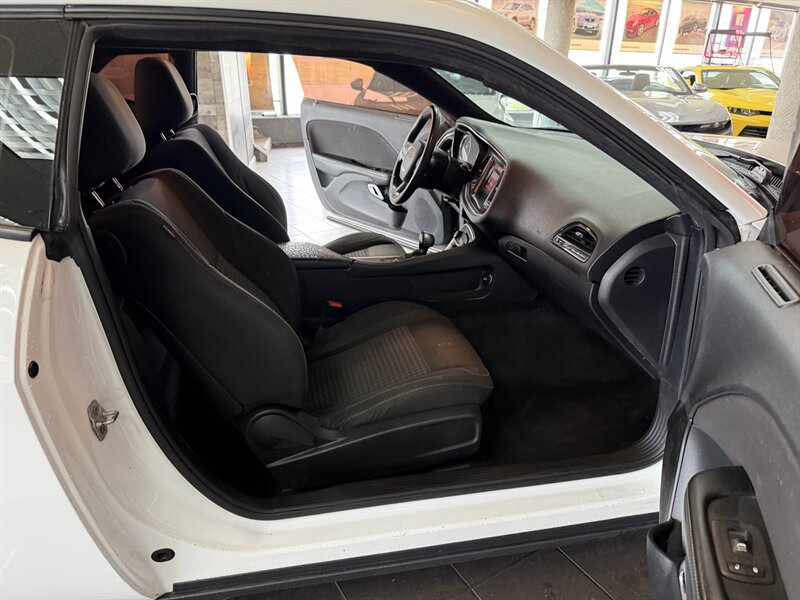 2016 Dodge Challenger SXT - Photo 18 - Hamilton, OH 45015