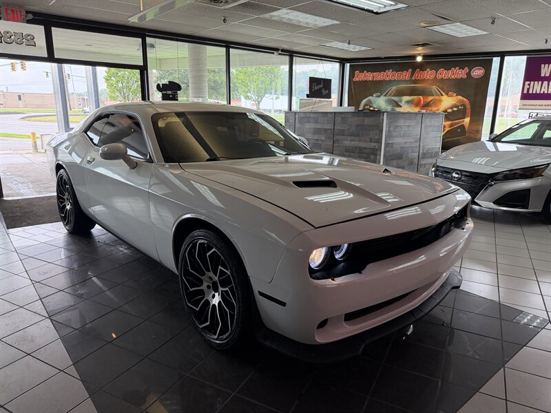 2016 Dodge Challenger SXT - Photo 4 - Hamilton, OH 45015