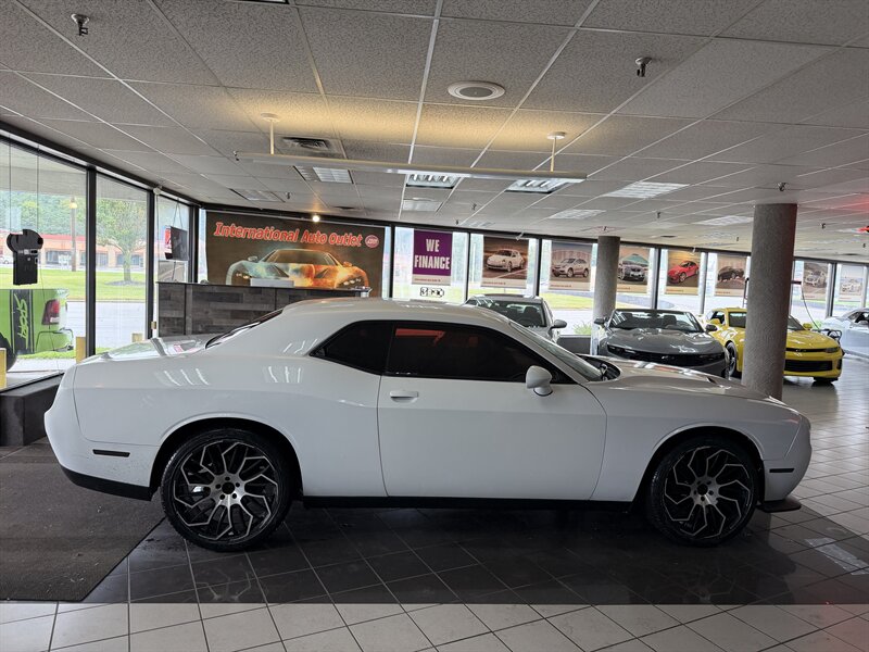 2016 Dodge Challenger SXT - Photo 5 - Hamilton, OH 45015