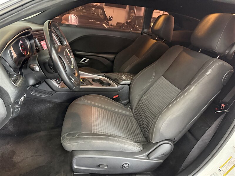 2016 Dodge Challenger SXT - Photo 10 - Hamilton, OH 45015