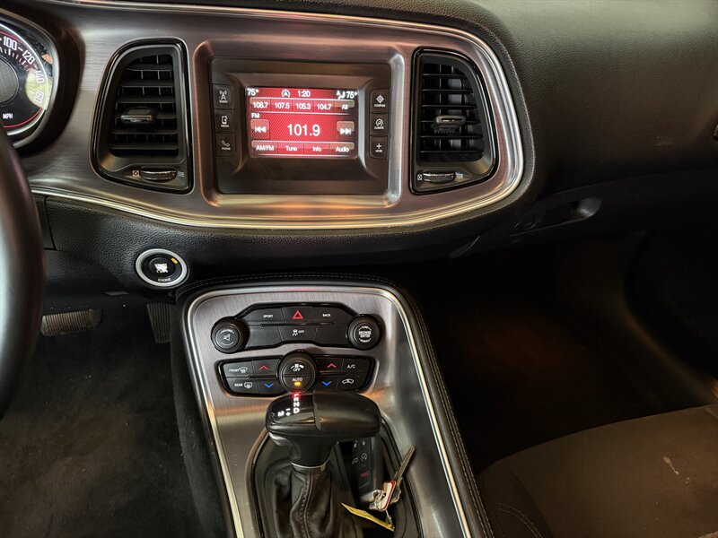 2016 Dodge Challenger SXT - Photo 15 - Hamilton, OH 45015