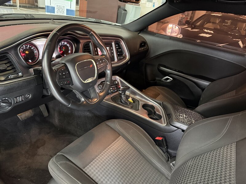 2016 Dodge Challenger SXT - Photo 11 - Hamilton, OH 45015