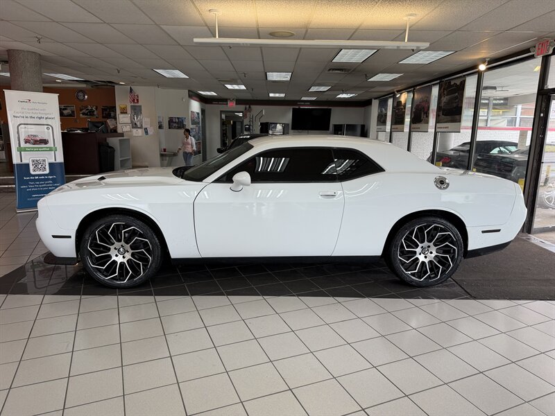 2016 Dodge Challenger SXT - Photo 2 - Hamilton, OH 45015