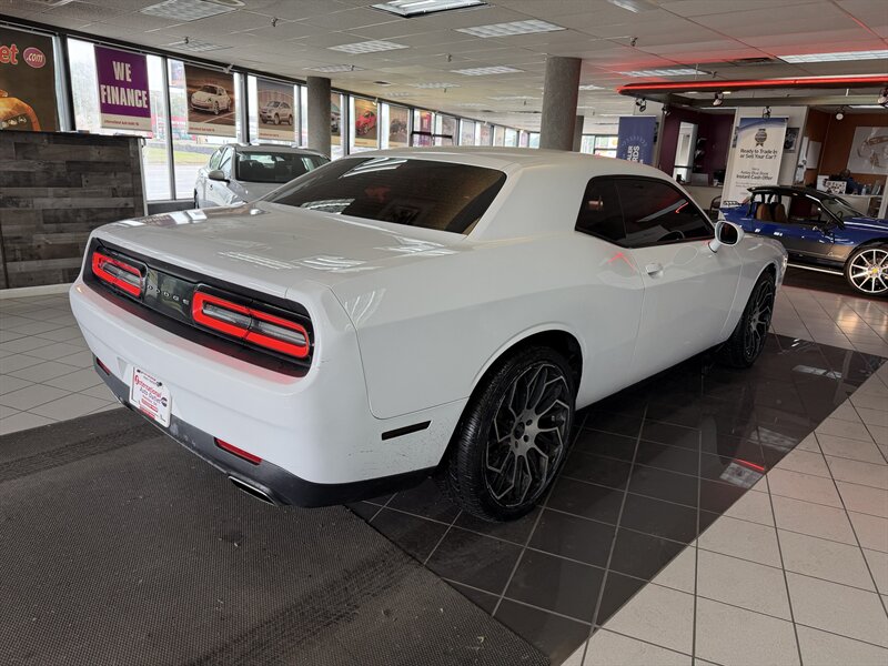 2016 Dodge Challenger SXT - Photo 6 - Hamilton, OH 45015