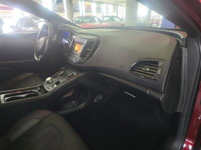 2016 Chrysler 200 Series S   - Photo 11 - Hamilton, OH 45015