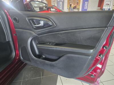 2016 Chrysler 200 Series S   - Photo 10 - Hamilton, OH 45015