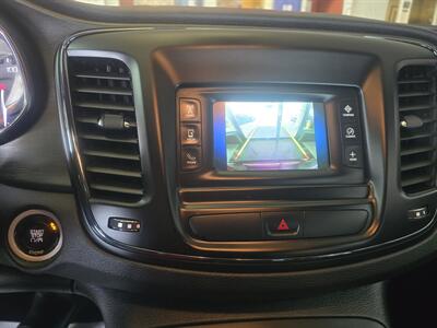 2016 Chrysler 200 Series S   - Photo 16 - Hamilton, OH 45015