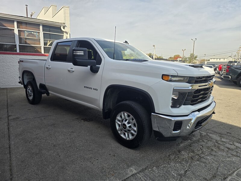 2026 Chevrolet Silverado 2500 HD LT 4DR CREW 4X4/V8 - Photo 5 - Hamilton, OH 45015