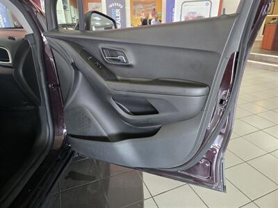 2020 Chevrolet Trax LT 4DR CROSSOVER   - Photo 12 - Hamilton, OH 45015