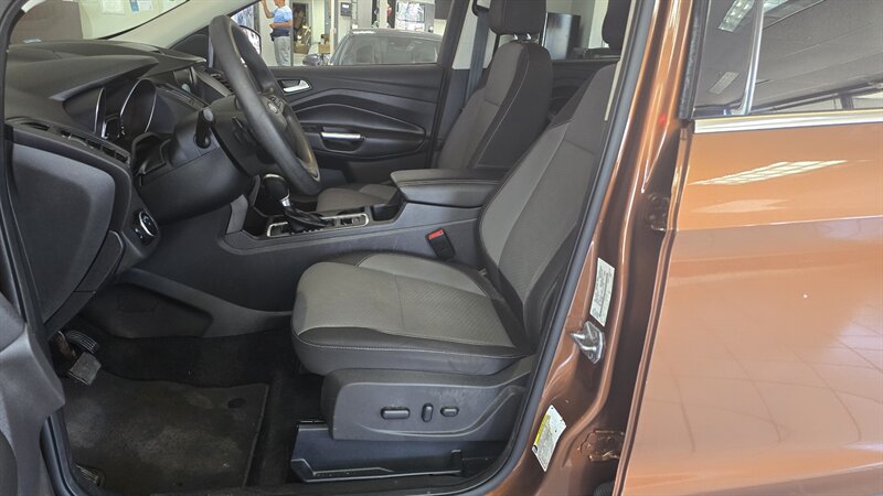 2017 Ford Escape SE 4DR SUV - Photo 9 - Hamilton, OH 45015