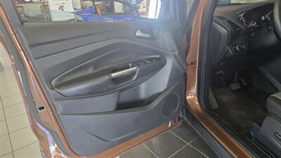 2017 Ford Escape SE 4DR SUV - Photo 8 - Hamilton, OH 45015