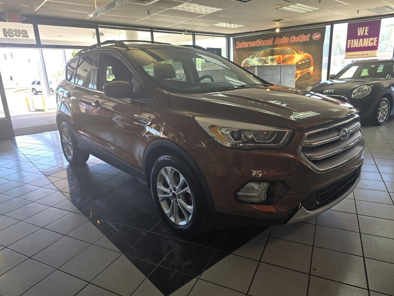 2017 Ford Escape SE 4DR SUV - Photo 5 - Hamilton, OH 45015