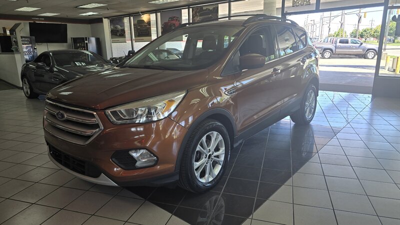 2017 Ford Escape SE 4DR SUV - Photo 2 - Hamilton, OH 45015