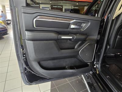 2019 RAM 1500 Laramie CREW CAB 4X4   - Photo 10 - Hamilton, OH 45015