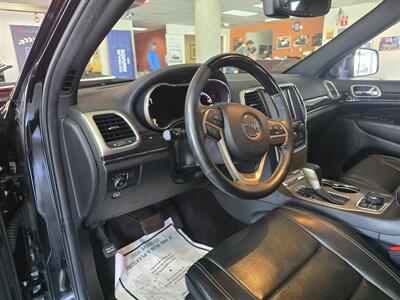 2017 Jeep Grand Cherokee Overland 4DR SUV 4X4   - Photo 8 - Hamilton, OH 45015