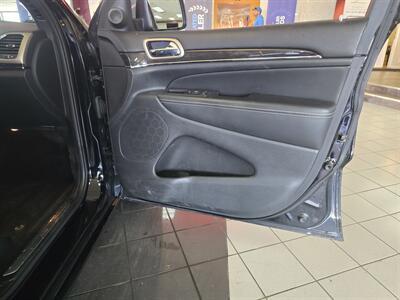 2017 Jeep Grand Cherokee Overland 4DR SUV 4X4   - Photo 13 - Hamilton, OH 45015