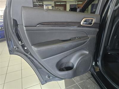 2017 Jeep Grand Cherokee Overland 4DR SUV 4X4   - Photo 10 - Hamilton, OH 45015