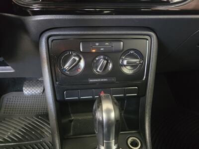 2016 Volkswagen Beetle-Classic 1.8T S PZEV 3DR COUPE   - Photo 18 - Hamilton, OH 45015