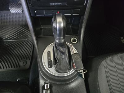 2016 Volkswagen Beetle-Classic 1.8T S PZEV 3DR COUPE   - Photo 15 - Hamilton, OH 45015