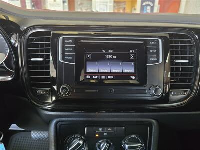 2016 Volkswagen Beetle-Classic 1.8T S PZEV 3DR COUPE   - Photo 17 - Hamilton, OH 45015