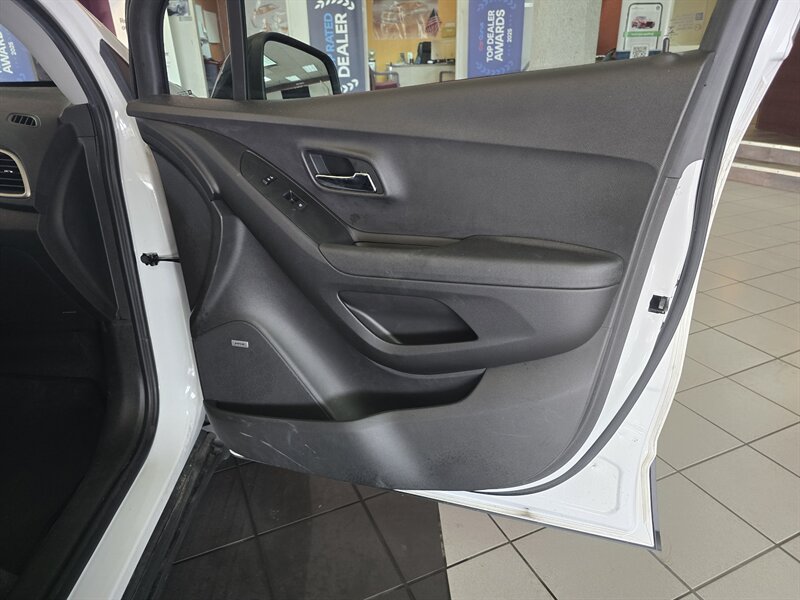 2018 Chevrolet Trax LT 4DR CROSSOVER - Photo 12 - Hamilton, OH 45015